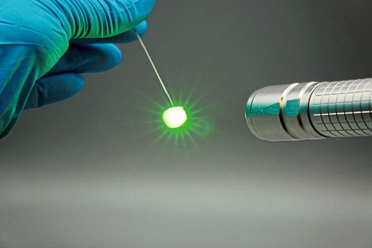 Aerobornitrid streut das Licht eines Laserstrahls homogen in alle Richtungen. Aerobornitrid streut das Licht eines Laserstrahls homogen in alle Richtungen.