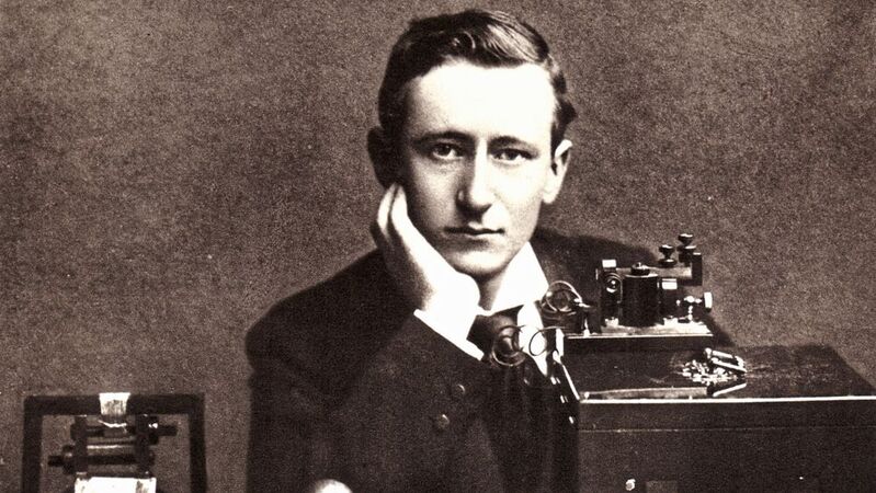 Dieses Bild von 1896 zeigt Marconi mit einem Sender und einem Empfänger.
