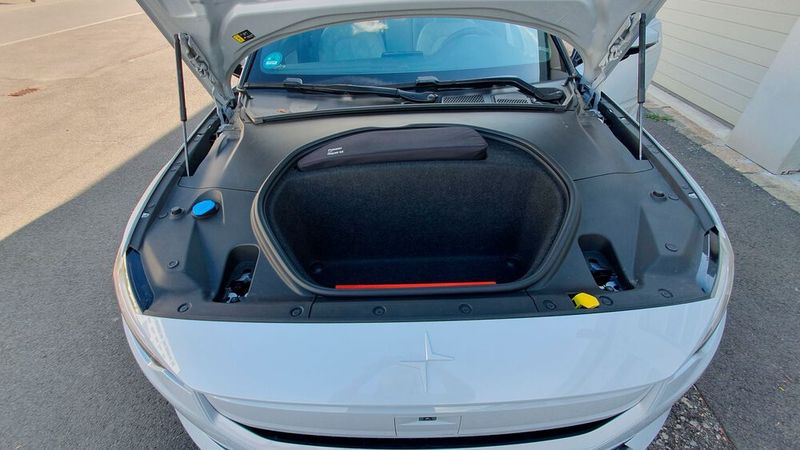 Praktisch ist das kleine Fach unter der Motorhaube. Hier lassen sich die Ladekabel elegant verstauen. (Bild: Mauritz – VCG)