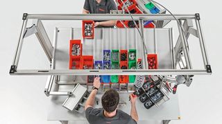 Erfüllt der moderne Arbeitsplatz sowohl intralogistische als auch ergonomische Aspekte, fördert er die Gesunderhaltung der Mitarbeiter und führt somit zu einer Steigerung von Produktivität und Effizienz. (Item)