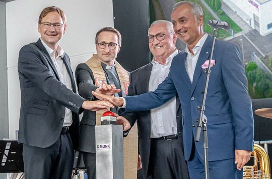 Geben „Start frei“ für den Neubau der Munk Group (v.l.): Landrat Dr. Hans Reichhart, Stadtpfarrer Christoph Wasserrab, Inhaber Ferdinand Munk und Günzburgs OB Gerhard Jauernig.(Bild:  Daniel Faist/Munk Group)
