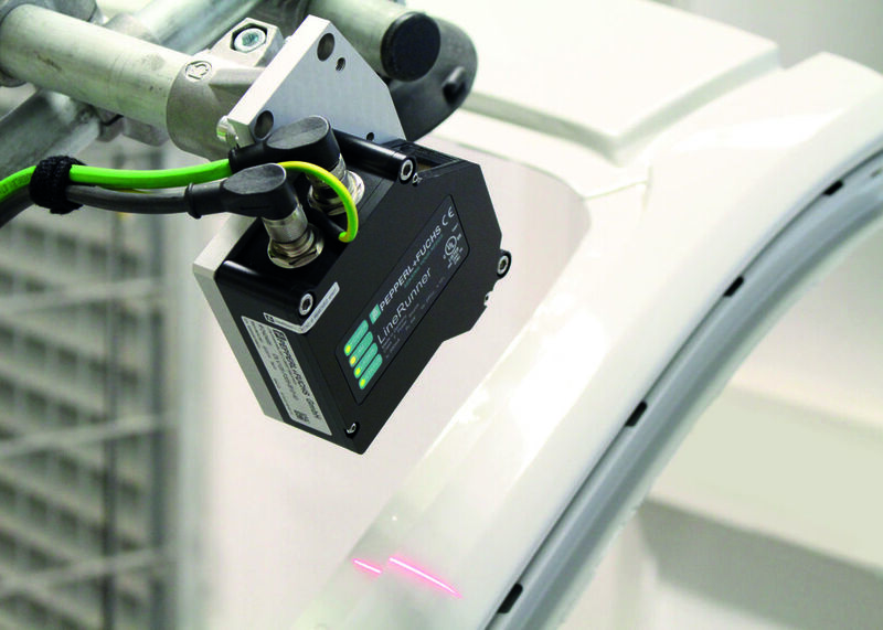 Eine Hochleistungskamera ermittelt durch Lasertriangulation die Position und Größe der Kleberaupe für die Frontscheibe.