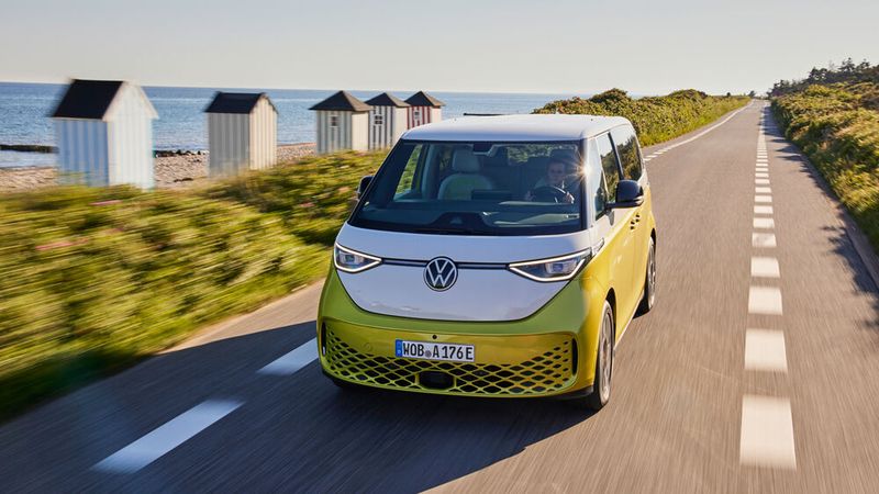 Das grinsende Gesicht des ID Buzz soll den Charme des alten Bullis in die Gegenwart des Automobilbaus übersetzen. (Bild: VW)