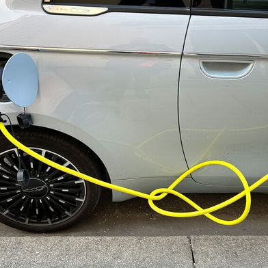 Bei der Prüfung von Ladekabeln wird neben einer Funktionsprüfung insbesondere auf Verschleiß, sicherheitsrelevante Mängel sowie auf die Einhaltung von Normen und gesetzlichen Vorgaben geachtet. (Bild: Diehl – VCG)