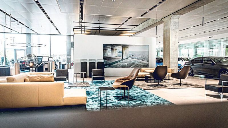 In der Lounge im neuen Reisacher-Standort in Augsburg sollen die Kunden sich wohlfühlen.(Bild:  Reisacher)