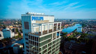 Philips hatte im Juni 2021 weltweit Millionen Beatmungsgeräte zurückrufen müssen. In den betroffenen Geräten wurde ein Dämmschaumstoff verarbeitet, von dem sich Partikel lösten. (Bild: Philips)