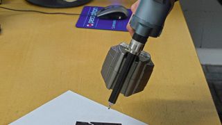 Ein Mitarbeiter der Wulf Gaertner AG erfasst per Laserscanner die Konturen des defekten Teils. (Foto: Holz)