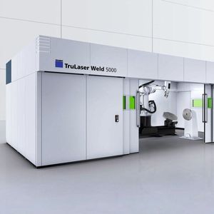 Bild einer „normalen“ Trulaser Weld 5000. Die neue XXL-Ausführung des Systems nutzt einen Wendepositionierer für große Bauteile. Für kleinere Werkstücke stehen in ihrem Innenraum kleinerer Positionierhilfen parat.