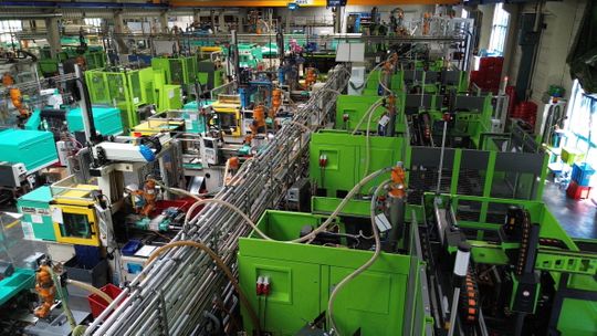Blick in die Produktion bei Weiss Kunststoffverarbeitung im Werk Illertissen: 62 Spritzgießmaschinen verarbeiten Schussgewichte von 0,01 bis 1.400 g.(Bild:  Weiss Kunststoffverarbeitung)