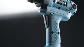 Mit dem Heyman Torquefox als komplett elektronisch geregeltes Akkuwerkzeug ist eine prozesssichere, kraftgesteuerte Montage von High-Torque-Blindnietmuttern und -schrauben garantiert. Bild: Heyman (Archiv: Vogel Business Media)