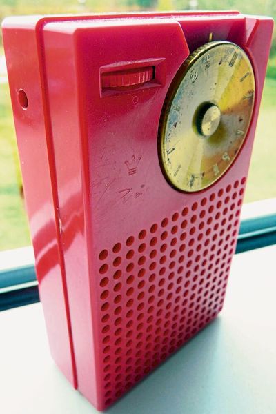 18. Oktober 1954 – das Transistorradio: Manchmal braucht es erst ein gutes Endprodukt, um den Nutzen eines Bauteils zu demonstrieren. Die ersten Bipolar-Transistoren, zunächst noch auf Germanium-Basis, wurden bereits 1947 entwickelt. Seit 1952 besaß Texas Instruments eine Lizenz zur Fertigung solcher Halbleiter. Doch obwohl das Bauteil preiswert, klein und leichtgewichtig war, fand das junge Unternehmer keine Käufer: Gerätehersteller setzten weiter Elektronenröhren als Schalt- und Verstärkungselemente ein, die zwar klobig und zerbrechlich waren, aber als zuverlässig galten. So beschloss die Firma, einen Bedarf zu schaffen: Am 18. Oktober 1954 kündigte Texas Instruments in Kooperation mit dem Hersteller Regency das Transistorradio TR-1 an. Der weltweit erste leichte, batteriebetriebene Radioempfänger kostete relativ teure 49,95 US-$, wurde aber sofort zum Verkaufsschlager. Insgesamt verkaufte sich das TR-1 etwa 140.000-mal. Der Erfolg führte Herstellern den Nutzen von Transistoren vor Augen – und die Ära der Mikroelektronik konnte beginnen. (Bild: Regency TR-1 / Cmglee / CC BY-SA 3.0)