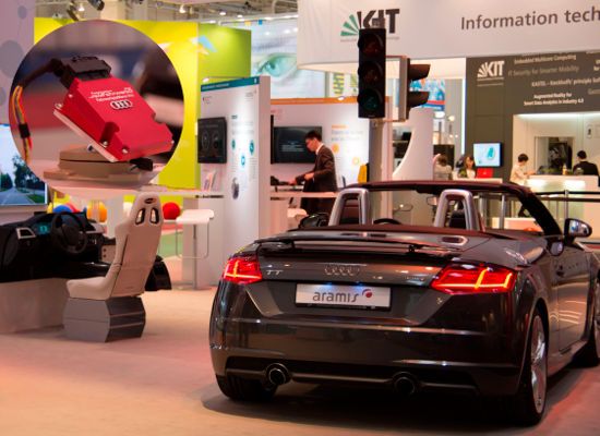 Präsentation von ARAMiS (rechts) auf der CeBIT 2016 am Messestand des BMBF und Demonstrator eines Steuergeräts aus ARAMiS (links). Daran anknüpfend startete nun am KIT das Projekt ARAMiS II mit dem Ziel, Entwicklungsprozesse, Entwicklungswerkzeuge und Plattformen für den effizienten Einsatz industriell verfügbarer Multicore-Architekturen zu erforschen und zu optimieren.