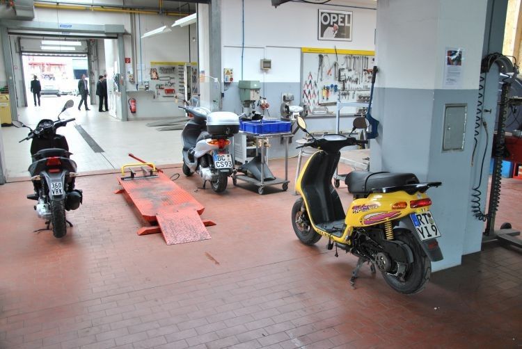 Selbst scheinbar noch so kleine Nischen wie leichte Zweiräder – sprich Roller und Co. – besetzt die Servicemannschaft im Sinne ihrer Kunden. (Foto: Dominsky)