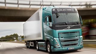 Im vergangenen Jahr hat Volvo die drei beliebtesten 44-Tonnen-Lkw in sein Elektroprogramm aufgenommen: den Volvo FH, den Volvo FM und den Volvo FMX.  (Bild: Volvo Trucks)
