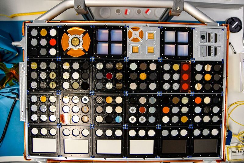 Vorflug-Ansicht des Esperiments «Space Experiment Study on Ageing of Material» (Sesame) vor dem Flug. Die Proben wurden entsprechend den Projektanforderungen und den Forschungs- und Entwicklungsaktivitäten ausgewählt. (Bild: CNES)