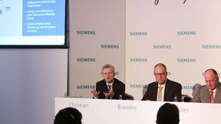 Am Dienstag, den 1. März, fand die Pressekonferenz im Vorfeld der Hannover Messe statt. Das Foto zeigt von links nach rechts: Ralf Christian, CEO der Division Energy Management, Dr. Jürgen Brandes, CEO der Division Process Industries and Drives Division, Anton S. Huber, CEO der Division Digital Factory, und Moderator Peter Jefimiec. (Siemens)