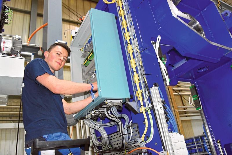 Hochqualifiziert: In der Produktion und im Service sind beim Pressenhersteller bestens ausgebildete, erfahrene Fachkräfte tätig.  (Schuler)