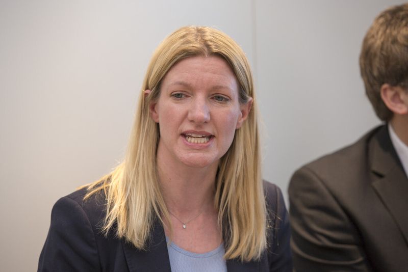 Lynn-Kristin Thorenz vom IDC steuerte jede Menge Zahlen zur Diskussion bei. (Bild: Alex Schelbert)