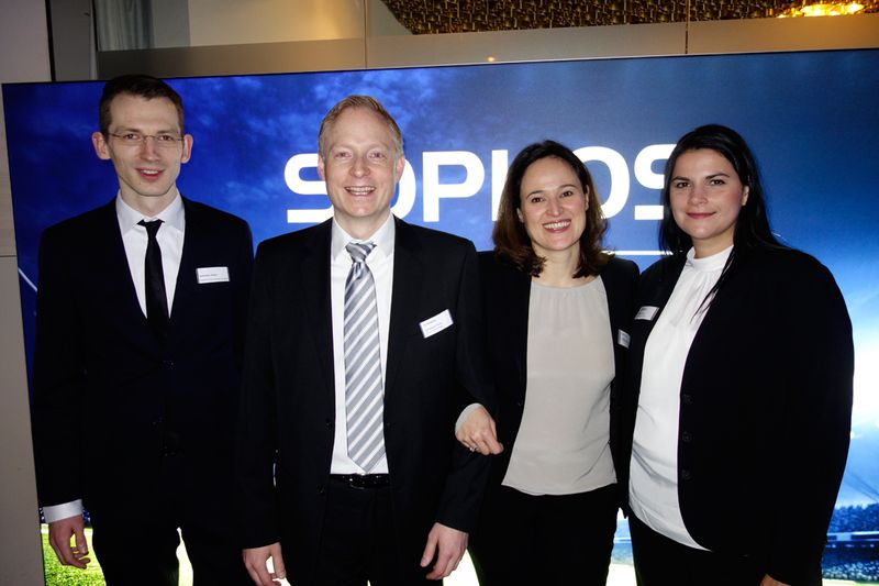 Mit juristischem Beistand begrüßt das Sophos Team die Gäste, (v. l.) Rechtsassessor Sebastian Müller mit Sebastian Fiene, Nensi Klein und Daniela Stolz. (Bild: IT-BUSINESS)