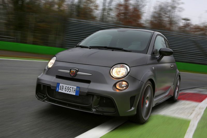 Rein optisch macht der entfernte Verwandte eines Alltagsautos, wie es der Fiat 500 nun mal ist, ordentlich etwas her. (Fiat)