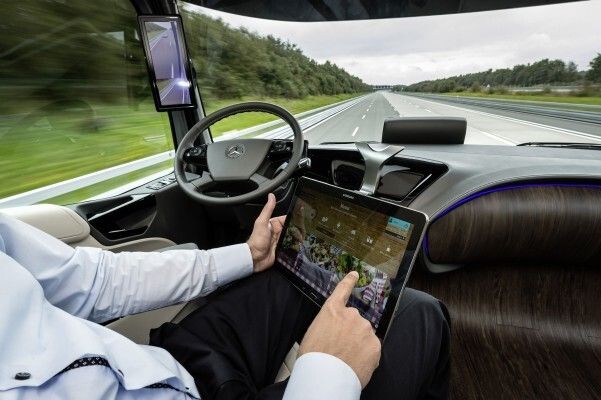 Der Mercedes-Benz Future Truck 2025: Weltpremiere der spektakulären Studie des Lkw von morgen – autonome Fahrt in eine faszinierende Zukunft (Mercedes-Benz)