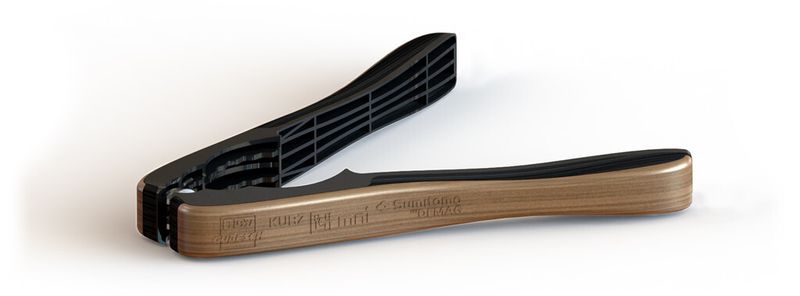 In einer anspruchsvollen Verfahrenstechnik entsteht auf der Fakuma 2015 als Weltneuheit ein im Insert Moulding dekorierter und mit UD-Tapes zielgerichtet verstärkter Leichtbau-Nussknacker von Sumitomo (SHI), der bei besserer Funktionalität 35 % weniger wiegt als sein Vorgänger. (Bild: Sumitomo)
