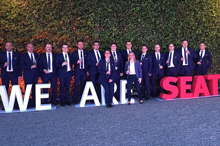 Am Ende des Wettbewerbs stand eine festliche Abendgala, die Vertreter der Seat-Führung zum Anlass nahmen, einen Ausblick auf die Zukunft der Marke zu geben. (Foto: Seat)