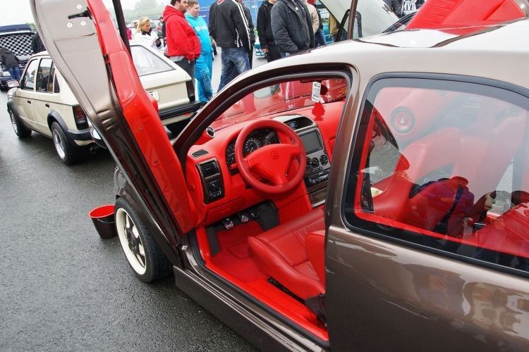 Hat was: Ein Corsa B mit Lambo Style Türen – doch der Innenraum „drückt“ etwas auf's Auge. (Matthias Knödler)