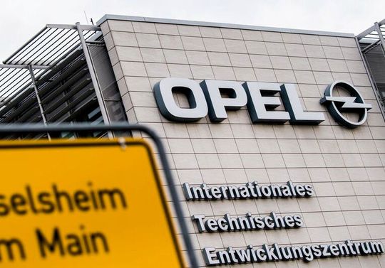Versprechen nicht gehalten! Opel schließt in Rüsselsheim auch seinen Werkzeugbau. Die IG Metall spricht von Vertragsbruch.(Bild:  dpa)