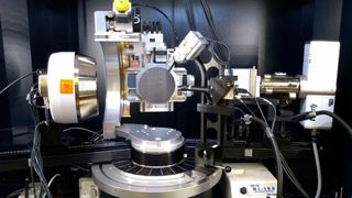 Bei der Suche nach aussichtsreichen neuen Materialien in Materialbibliotheken kann künstliche Intelligenz helfen, umfangreiche Röntgenbeugungsdaten schneller und besser zu analysieren. (Lehrstuhl Materials Discovery and Interfaces)