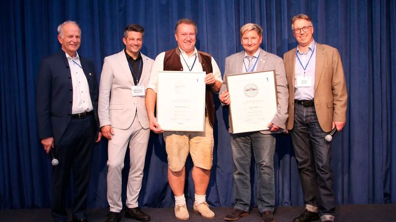 Landesinnungsmeister Thomas Schneider (l.) und ZKF-Präsident Arndt Hürter (r.) überreichten die Auszeichnungen an Wolfgang Ziegler (m.) und Klaus Holler (2. v. r.). Mit auf dem Bild ZKF-Vorstandsmitglied Maximilian Mayrhofer (2. v. r.).(Bild:  Jürgen Klasing)