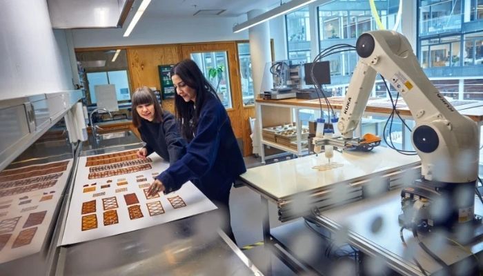 Yagmur Bektas und Małgorzata Zboińska im Robotiklabor. (Bild: Technische Universität Chalmers)