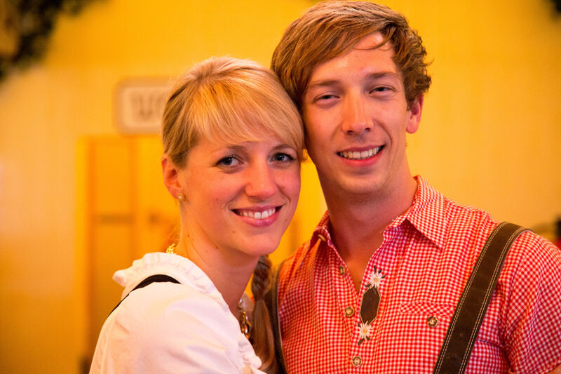 Bereit für die Wiesn: Ramona Hieß (TP-LINK) und Sebastian Pastuschek (Akima Media) (Bild: TP-LINK)