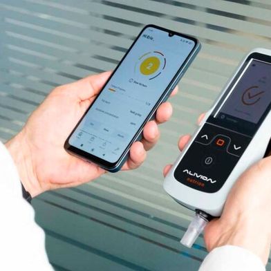 The breath acetone analyzer Nutrion is operated via a smartphone app and enables independent measurement of breath acetone as a biomarker of fat metabolism. (Image:Alivion AG)