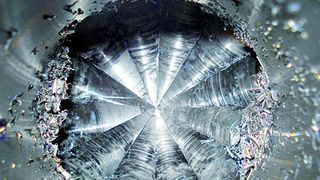 Bei den zentrisch zulaufenden Bohrungen im Werkstück Wendelverteiler arbeitet das Tieflochbohrwerkzeug bei deren Auslauf 60 mm im unterbrochenen Schnitt.  Bild: Iscar (Archiv: Vogel Business Media)