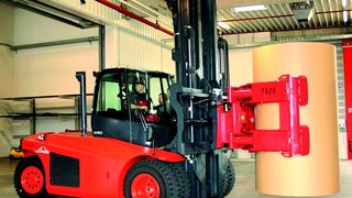 Mit dem passenden Stapleranbaugerät lassen sich auch schwere und schwierige Güter effizient transportieren und handhaben.Bild: Bolzoni Auramo (Archiv: Vogel Business Media)