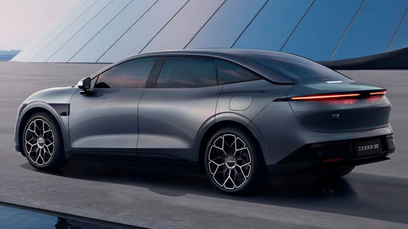 Mit dem 007 bringt Zeekr Anfang 2024 eine neue E-Limousine in China an den Start.(Bild:  Zeekr)
