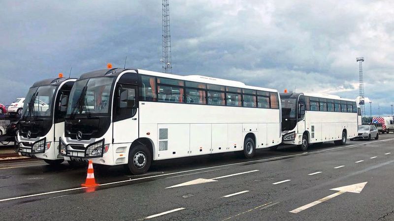 Der Bullenfänger und die Höherlegung lassen es vermuten: Diese Großbusse werden ihren Einsatz wohl auf einem anderen Kontinent versehen. (Bild: Friedrichs)