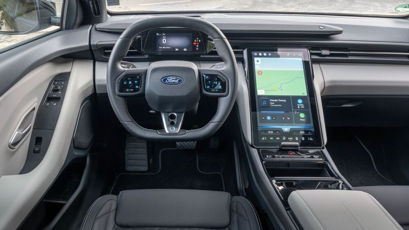 Das Interieur ist schlicht gehalten, die Bedienung konzentriert sich auf den großen Bildschirm. (Bild: Stuart G W Price)