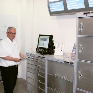 Im Supplix-Showroom bei Lerbs in Stuhr erläutert Thomas Dicks die Funktionen des TSM (Tool Server Modular) sowie die Möglichkeiten des erweiterbaren Systems.(Bild:  Bedrunka + Hirth)