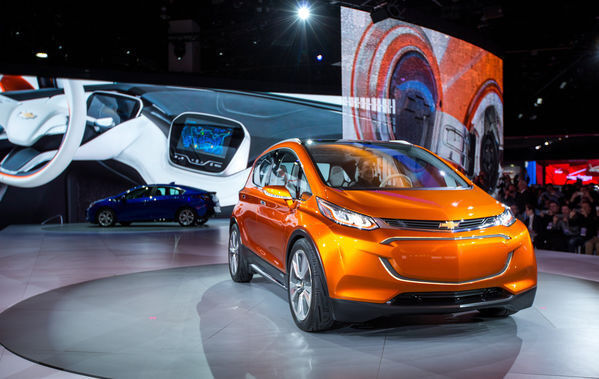 E-Autos im Blick: Der Chevrolet Bolt: Das rein elektrisch angetriebene Konzeptfahrzeug soll eine Reichweite von rund 320 km haben. (Bild: General Motors)