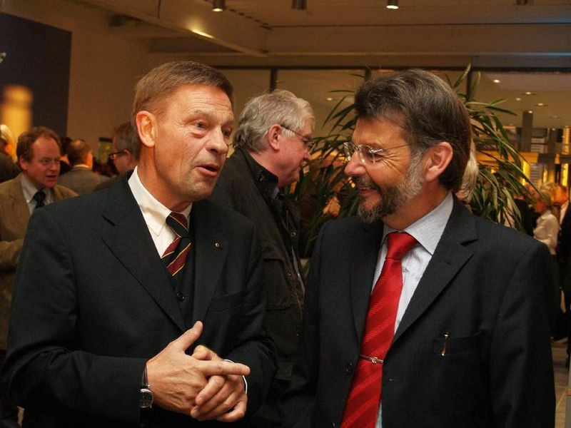 Hans-Joachim Röwe (l.) von der Kreissparkasse Northeim spricht mit dem Landrat des Landkreises Northeim über das neue Autohaus. (Archiv: Vogel Business Media)