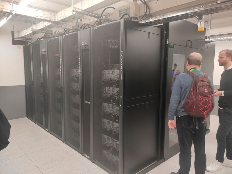 Ausgestattet ist das Rechenzentrum mit Racks und Containment von Schneider Electric – hier ohne bunte Beleuchtung. (Bild: Vogel IT-Medien)