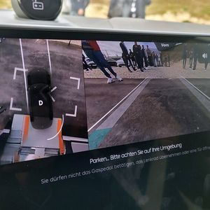 Das Auto fährt selbsttätig in die Station hinein.(Bild:  Wehner - Vogel Communications Group)