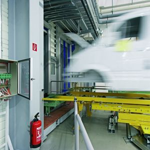 1 Karola nennen  die Mitarbeiter das Karossenlager; hier verlässt die vom Netzwerk beauftragte Karosse das Lager.