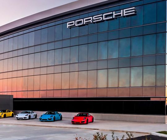Porsche muss im ersten Halbjahr 2024 im Vergleich zum Vorjahreszeitraum Einbußen beim Absatz verkfraften. Vor allem das China-Geschäft schwächelt. Dafür sind die Premiumfahrzeuge in Deutschland umso beliebter, wie es aussieht ...(Bild:  Porsche)