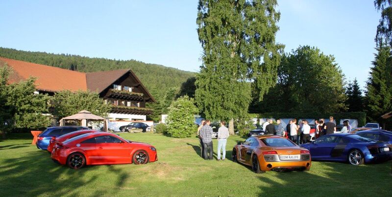 Vor dem Gut Schmelmerhof wurden die Autos für die Bayerwald-Rallye den staunenden Kunden präsentiert. (Ecom Trading)