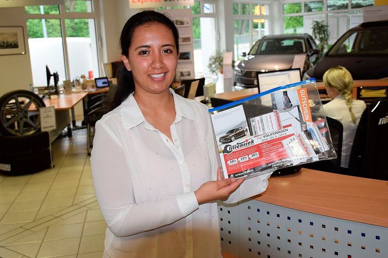 Laura Murcia präsentiert eine Tasche mit Werbegeschenken und Angeboten, die Neukunden bei Liliensiek bekommen. (Jan Rosenow)