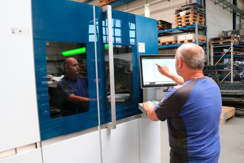 ... Der Hofele-Facharbeiter Hans-Jürgen Kowalski ist vor allem von der intuitiven Bedienung begeistert, die die Trulaser 5040 fiber von Trumpf bietet. (Bild: Trumpf)