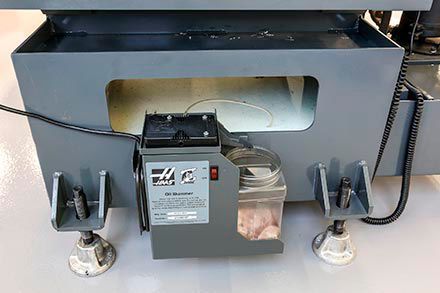 L’ajout d’un récupérateur d’huile, proposé en option, maintient la surface de votre liquide d’arrosage exempt d’huile, et soulage l’opérateur. (Haas Automation)